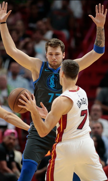 Dragic’s triple-double lifts Heat past Mavs, 105-99